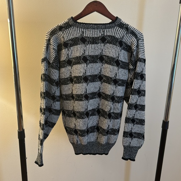 vintage Black and white knit sweater. Size medium - Picture 3 of 4